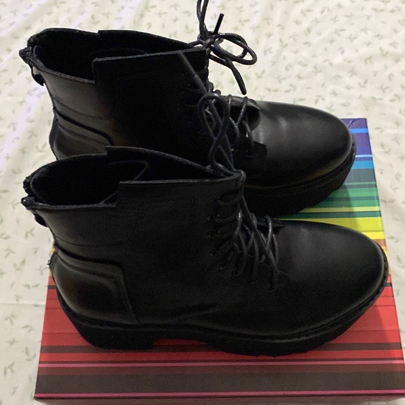 She & in, boots in excellent condition - Picture 8 of 13